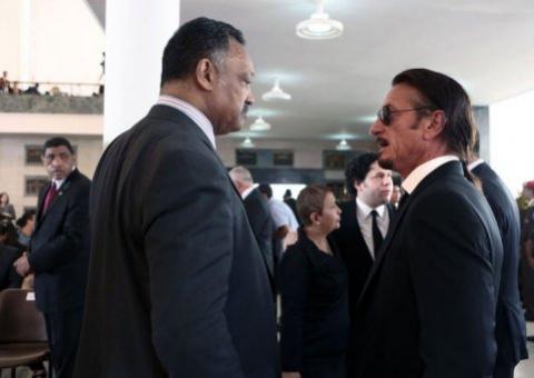 Personalidades de Hollywood homenageiam Chávez e desafiam Washington